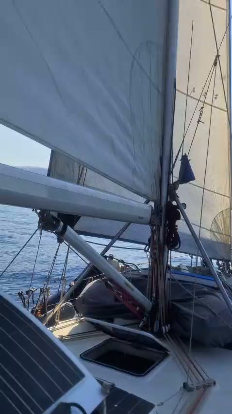 Pubblichiamo un breve video di un nostro stimato ed affezionato cliente che sta navigando nel Golfo di Corinto, in totale autonomia grazie ad una generosa dotazione di pannelli solari e di un dissalatore Urania Marine. Buon vento!