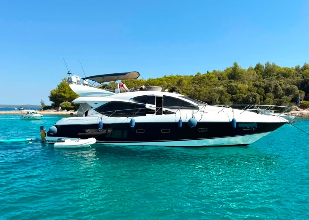 Pubblichiamo la foto di questo Sunseeker 60, spettacolare combinazione di lusso e prestazioni su cui e' stato installato un dissalatore Urania Marine. Il suo fortunato armatore ha solo l'imbarazzo di scegliere la rada che piu' gli piace senza mai preoccuparsi…