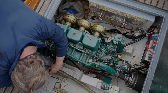 Tecnico durante l’installazione o l’assistenza di un dissalatore Urania Marine