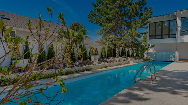 Piscina presso un'installazione terrestre servita da un dissalatore Urania Marine Serie HDT